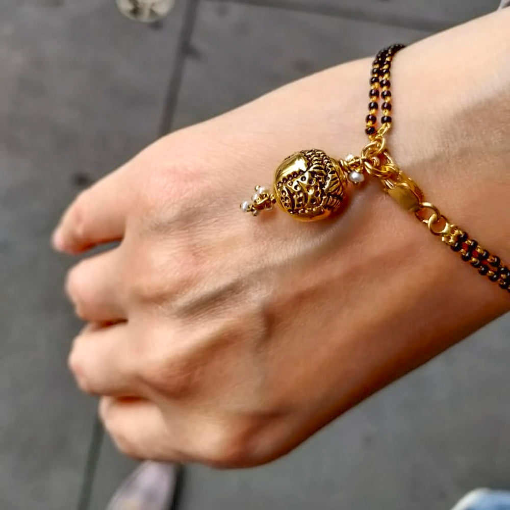 woman hand hold gold bracelet jewelry Stock Photo - Alamy